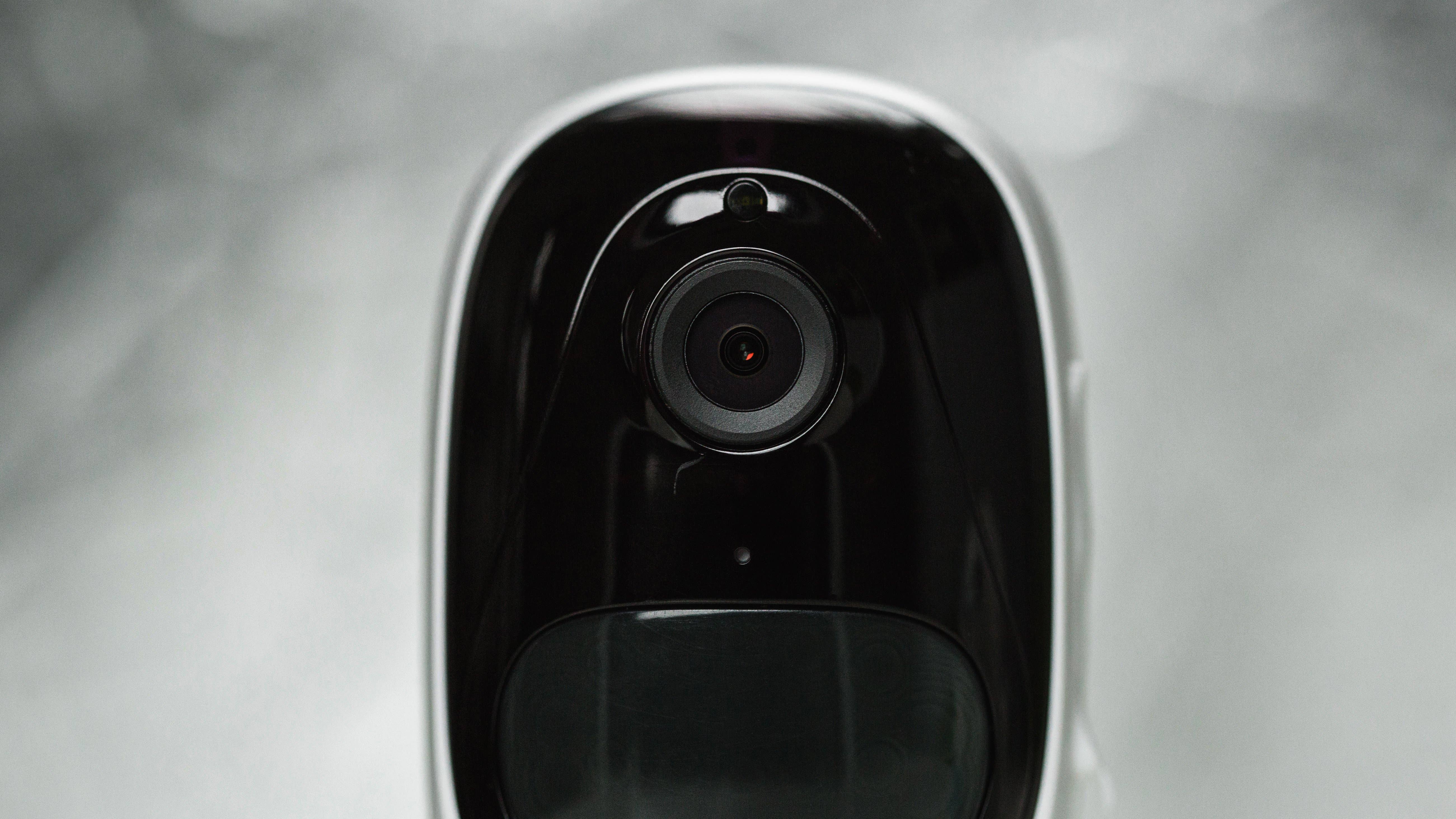 Nahaufnahme eines Reolink-Sicherheitskameralinsens.