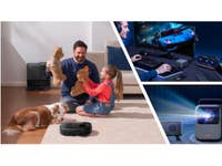 Ein Vater, der mit seiner Tochter und dem Hund spielt, mit Technikprodukten wie einem Gaming-Setup und einem Projektor.