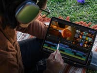 Ein Mann nutzt Final Cut Pro auf dem iPad