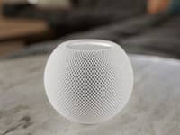 Apple HomePod mini auf dem Tisch