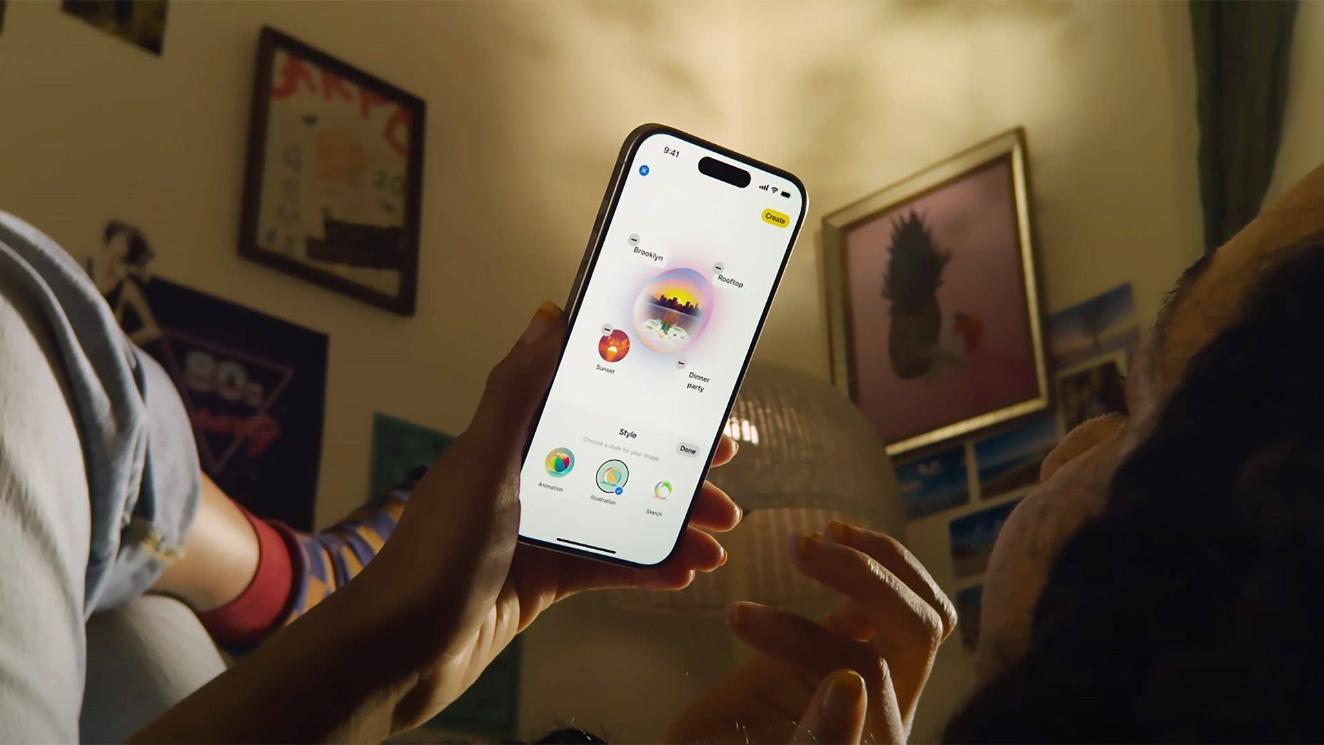 Eine Person hält ein iPhone, das eine farbenfrohe App-Oberfläche in einem gemütlichen Raum zeigt.