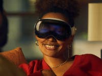 Frau hat die Apple Vision Pro auf