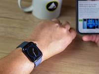 Die Apple Watch 8 arbeitet auch weiterhin nahtlos mit anderen Apple-Devices.