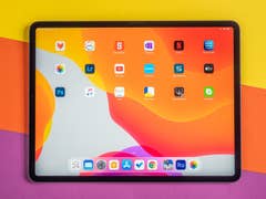 Apple iPad Pro 12.9 (2020) von vorn mit aktivem Display