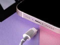 Das iPhone 14 von unten mit Lightning-Kabel