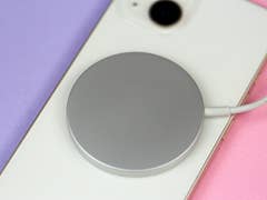 iPhone 14 wird per MagSafe geladen