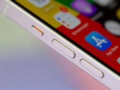 Blick auf die Seite des iPhone 14