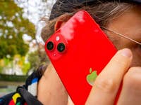 Ben, der mit dem iPhone 14 Plus telefoniert.