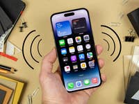 Vibrierendes iPhone 14 Pro in einer Hand gehalten