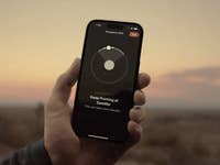 Apple iPhone 14 Pro baut eine Satellitenverbindung auf.