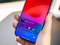 Eine Person hält ein Apple iPhone 16, das das Lied 'BIRDS OF A FEATHER' von Billie Eilish zeigt.