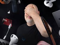 Casi hält sich die Augen zu, während Apple-Devices um ihn herumschweben