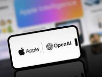 Handy mit Apple- und Open-AI-Logo