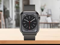 Apple Watch Series 8 auf einem Schreibtisch