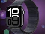 Apple Watch Series 10 mit grauem Armband, das die Uhrzeit 10:09 auf einem lila Bokeh-Hintergrund anzeigt.