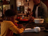 Der HomePod mini ist schön auffällig in Eurem Wohnzimmer.