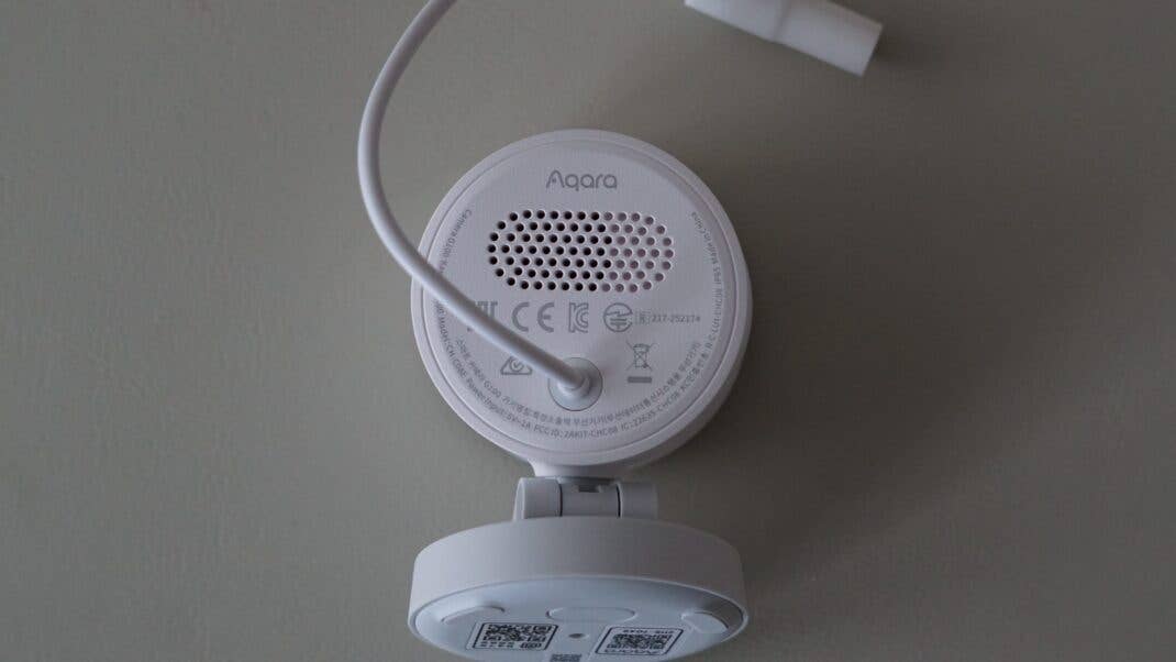 Aqara G100-Gerät, das die Rückseite mit einem Lautsprecher und Anschluss zeigt. Aqara G100-Gerät, das die Rückseite mit einem Lautsprecher und Anschluss zeigt.