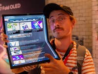 Ben, der das Zenbook 17 Fold OLED in der Hand hält.