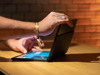 Zenbook 17 Fold OLED beim Aufklappen.