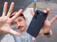 Ben, der das Zenfone 9 von Asus hält.