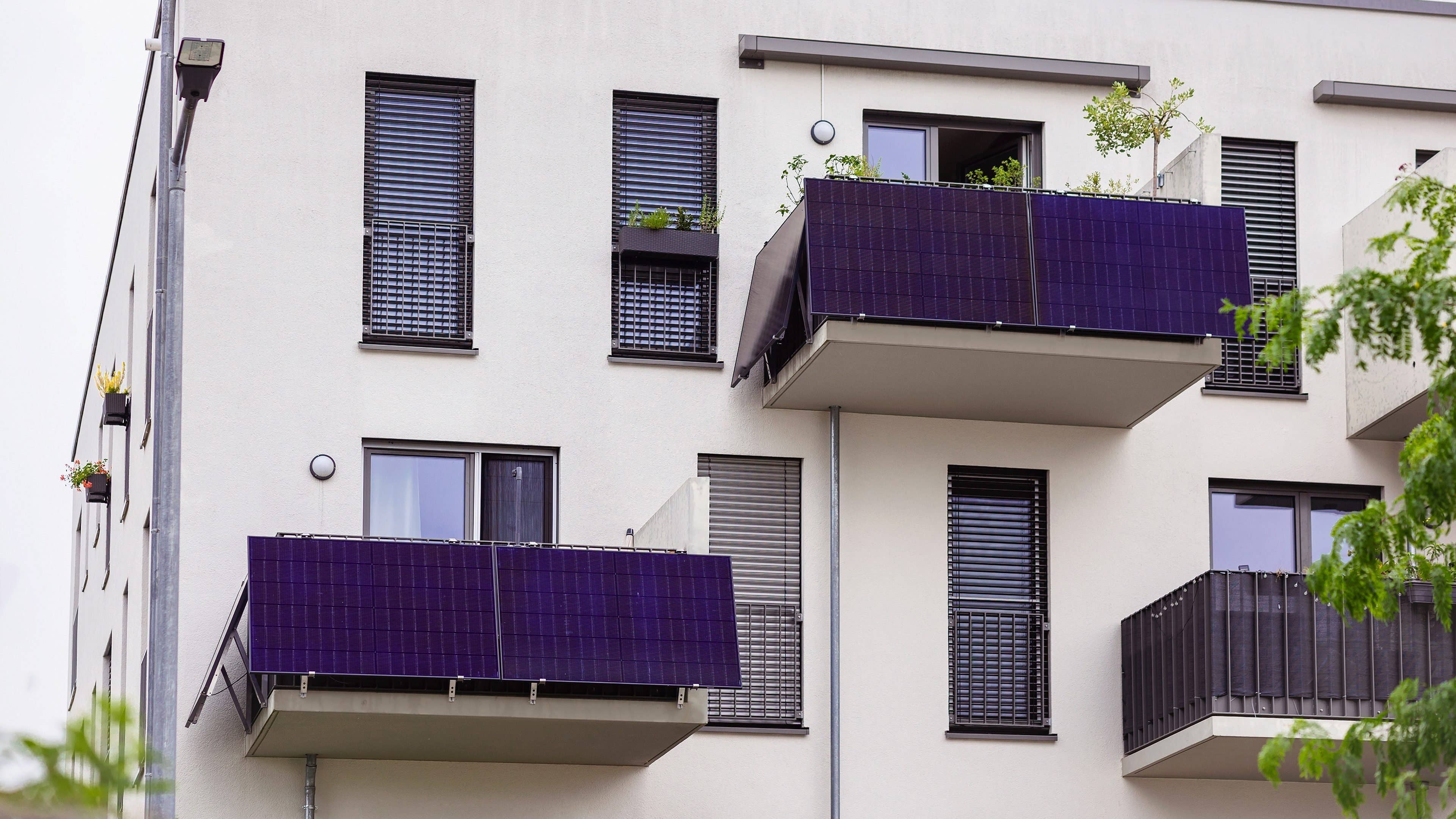 Balkonkraftwerk an Balkongeländer