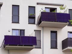 Balkonkraftwerk an Balkongeländer