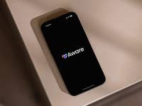 Ein Smartphone, das das Logo der Aware-App auf einem schwarzen Bildschirm anzeigt.