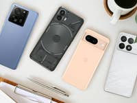 Die vier Handys von Xiaomi (Poco), Google und Nothing nebeneinander auf einem Tisch