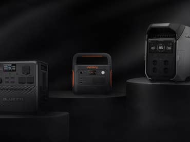 Eine EcoFlow-, Bluetti- und Jackery-Powerstation sind zu sehen.