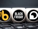 Drei Würfel mit Logos auf einer Tastatur: 'B', 'BLACK FRIDAY' und ein drittes Logo.
