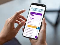 Eine Person hält ein Smartphone, das einen Mobilfunktarif mit 50 GB für 9€ pro Monat zeigt.