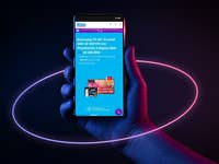 Eine Hand hält ein Smartphone, das ein Angebot für ein Samsung TV und PlayStation 5 Bundle von Blau zeigt.