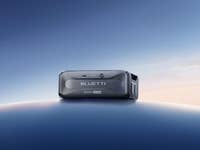 Eine Bluetti B300K-Erweiterungsbatterie auf einer gebogenen Fläche mit blauem Himmel im Hintergrund.