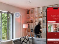 Eine Smart-Home-Sicherheitsoberfläche zeigt einen Alarm für Einbruch in einem Wohnzimmer.