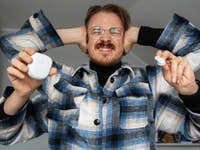 Ben, der die Bose QuietComfort Earbuds 2 hält.