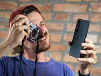 Ben, der mit einer Kamera das Sony Xperia 1 Mark V fotografiert.
