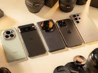 Samsung Galaxy S24 Ultra, Apple iPhone 15 Pro, Google Pixel 8 Pro, Xiaomi 14 Ultra und Honor Magic 6 Pro auf einem Tisch nebeneinander