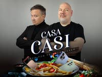 fabi und casi stehen hinter einem Teller Spaghetti, auf dem sich auch Smartphones befinden