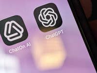 Nahaufnahme eines Smartphone-Bildschirms mit den App-Symbolen von ChatGPT und ChatOn AI.