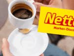 Eine Person hält eine Tasse Kaffee mit einer kleinen Untertasse, mit einem Schild 'Netto Marken-Discount'.
