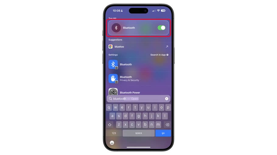 iPhone-Bildschirm zeigt Bluetooth-Umschalter und Suchvorschläge.