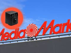 Eine Cosori-Heißluftfritteuse über dem MediaMarkt-Logo vor blauem Himmel.