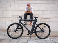 Ben, der auf das Cowboy Bike C4 blickt