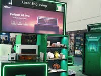 Creality Falcon A1 Pro Anzeige auf einer Messe, die Lasergravur-Funktionen zeigt.