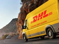 Ein Symbolbild, das einen DHL-Truck zeigt.