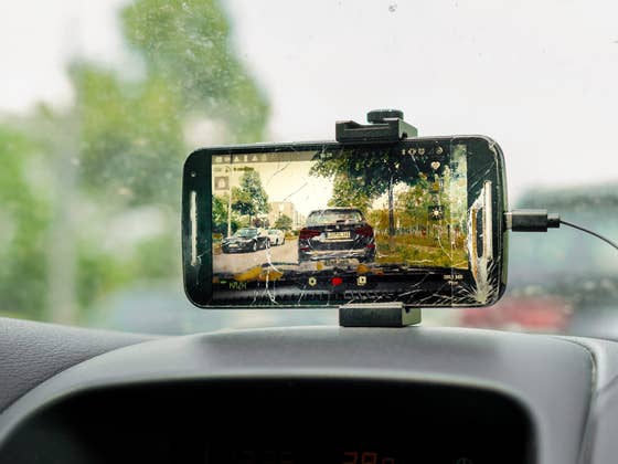Altes Handy als Dashcam nutzen: So geht’s legal und sicher
