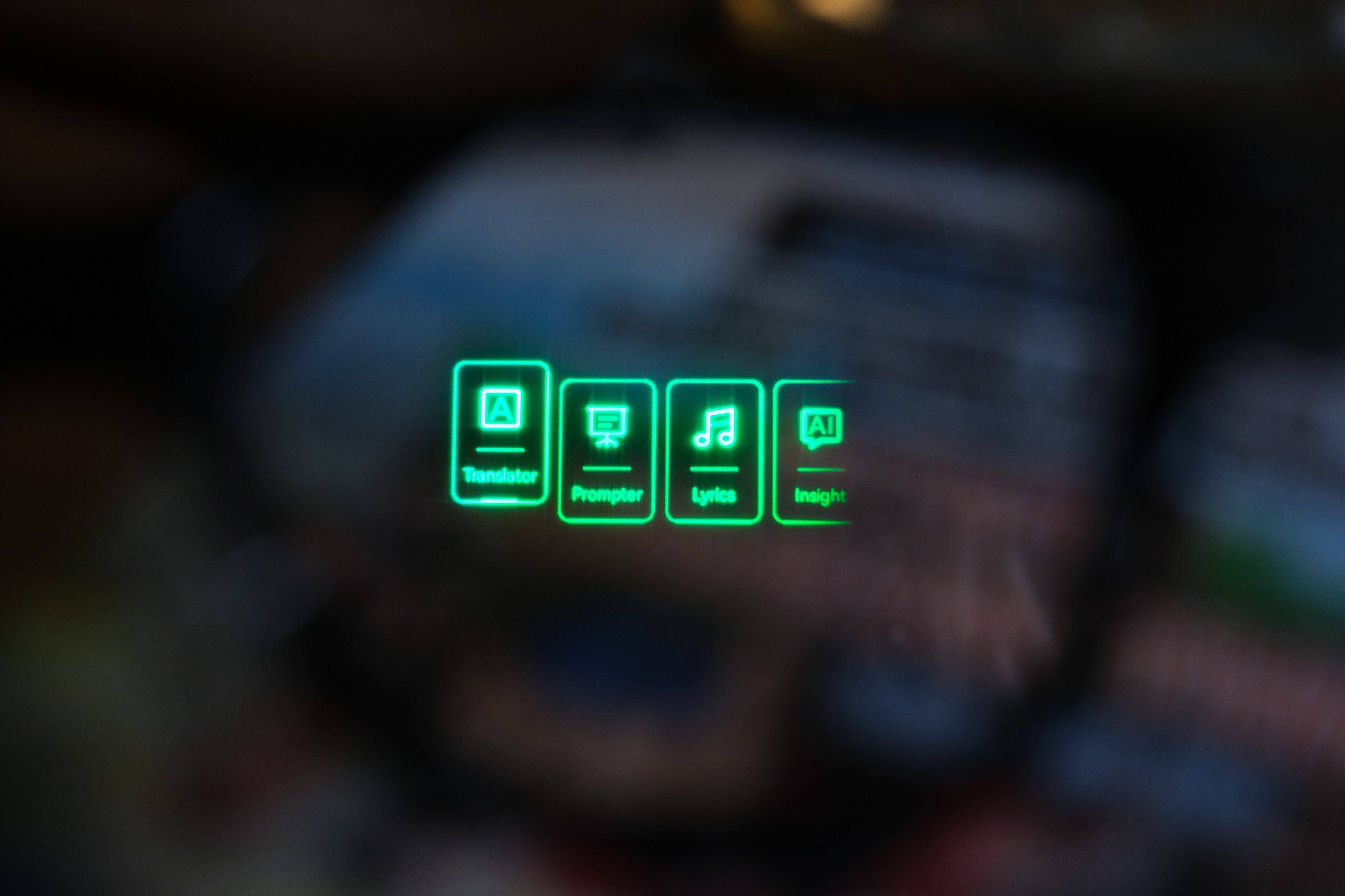 Ein Rokid-Display zeigt vier Optionen: Übersetzer, Prompter, Liedtexte, Einblicke.