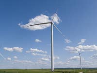 Windräder mit Landschaft