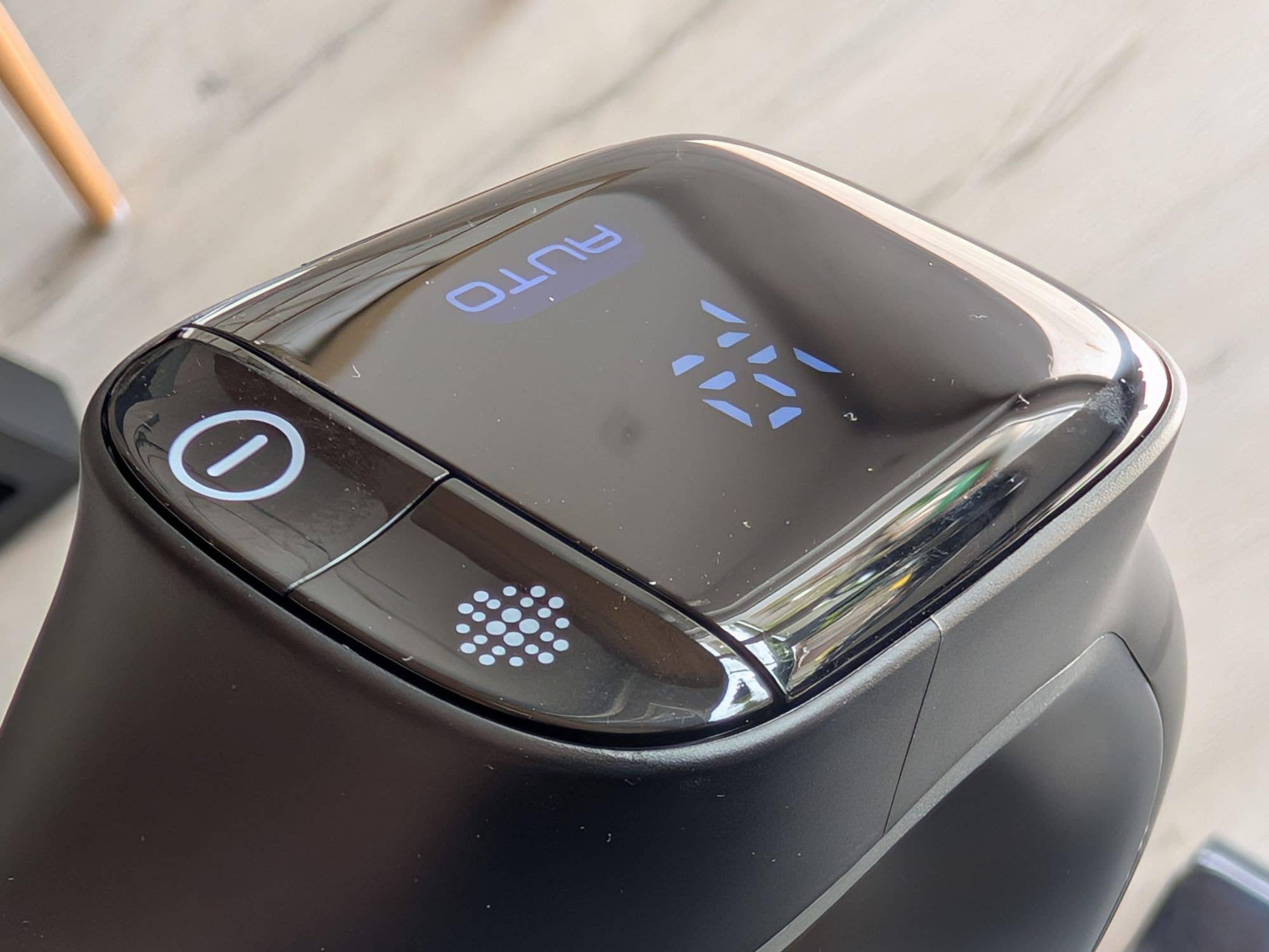 Das Display des Der Tineco Floor One S9 Artist zeigt dir den Akkustand, Saugmodus und mehr an