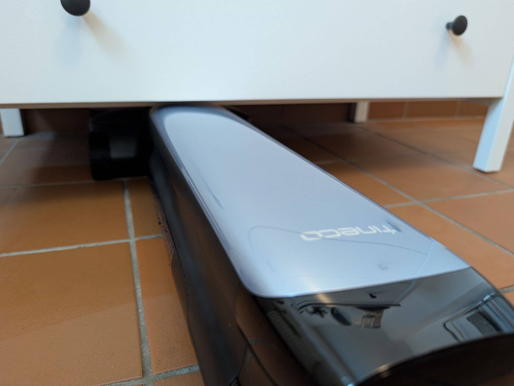 Der Tineco Floor One S9 Artist passt auch gut unter Möbel